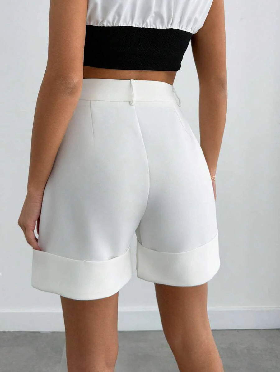 Skräddarsydda midjeshorts med detaljsöm