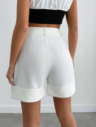 Skräddarsydda midjeshorts med detaljsöm