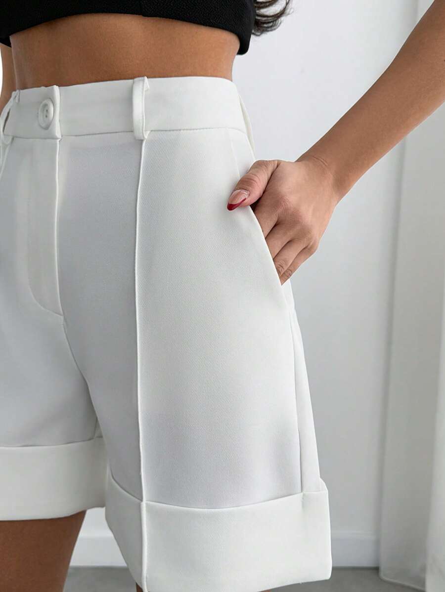 Skräddarsydda midjeshorts med detaljsöm