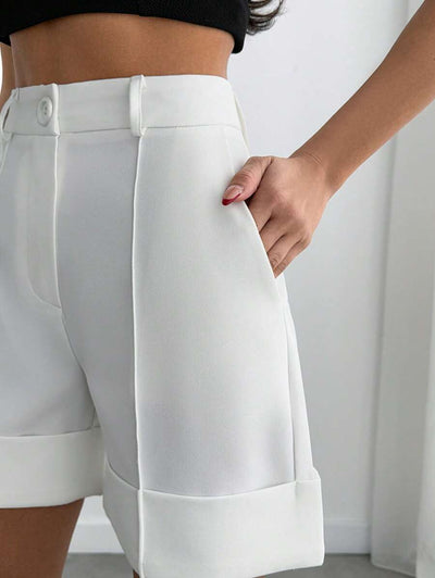 Skräddarsydda midjeshorts med detaljsöm