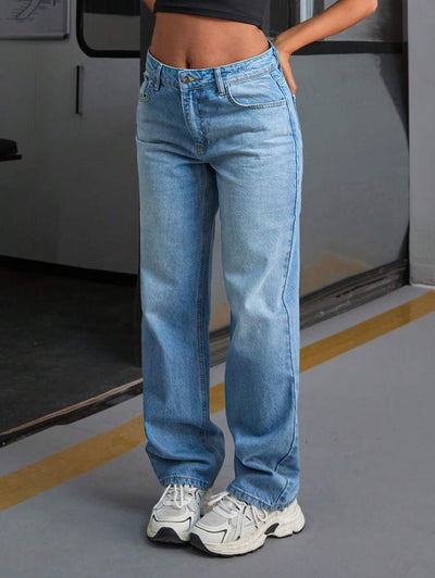 Raka jeans med lösa fickor