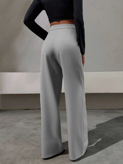 Raka byxor med bältdetalj