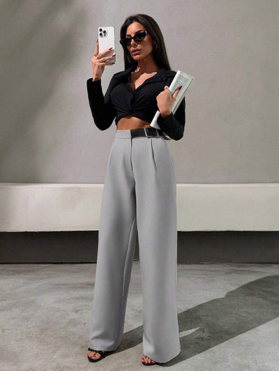 Raka byxor med bältdetalj