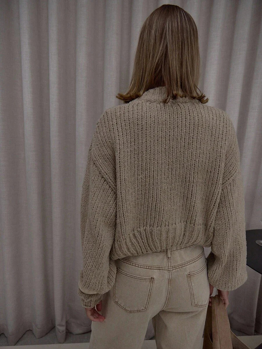 Stickad kofta med puffärmar