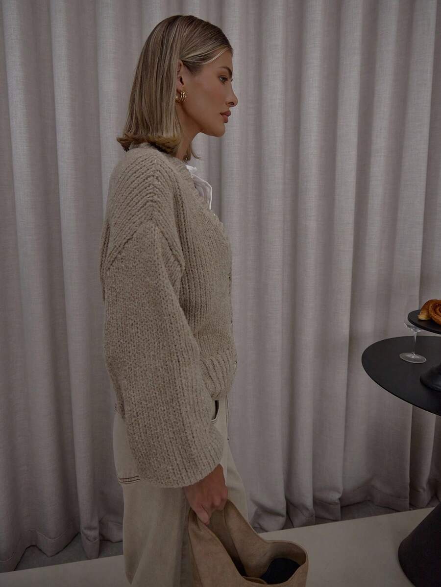 Stickad kofta med puffärmar