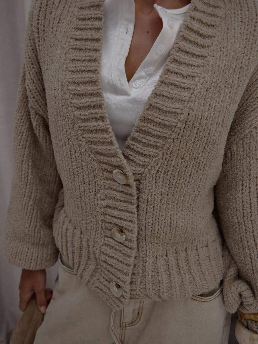 Stickad kofta med puffärmar